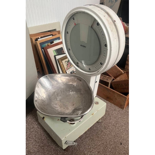 1621 - LARGE AVERY SCALES WITH PAN, 80CM TALL