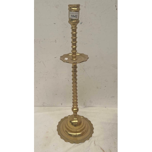 1642 - 19TH CENTURY TURNED BRASS CANDLE STICK WITH STEPPED BASE, RIBBED SHAFT AND DRIP TRAY