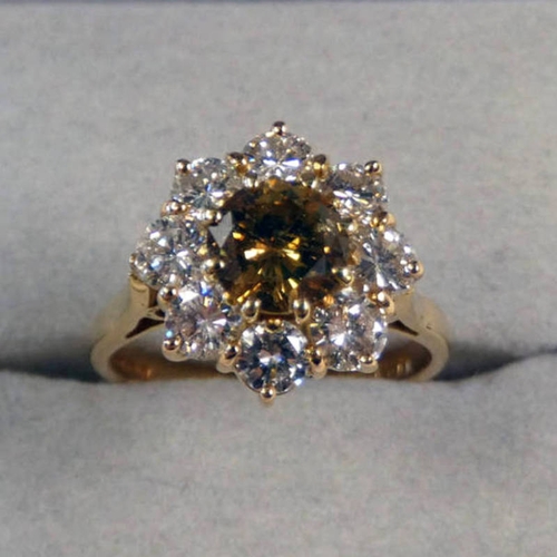 169 - 18CT GOLD DIAMOND CLUSTER RING, THE CINNAMON COLOURED CENTRE DIAMOND OF APPROX 0.75 CARATS IN A SURR... 