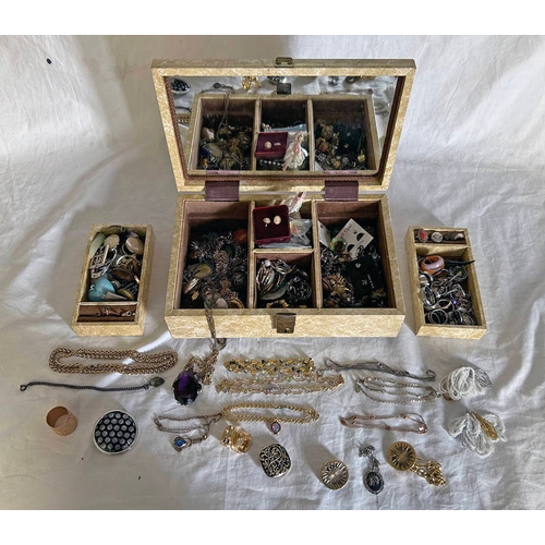 197 - MUSICAL JEWELLERY BOX & CONTENTS INCLUDING RINGS, PENDANTS, EARRINGS, ETC