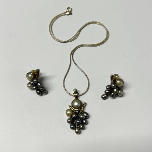 239 - PAULA BOLTON : PAIR 925 SILVER & PEARL CLUSTER EARRINGS & 925 SILVER PEARL CLUSTER PENDANT ON 925 SI... 