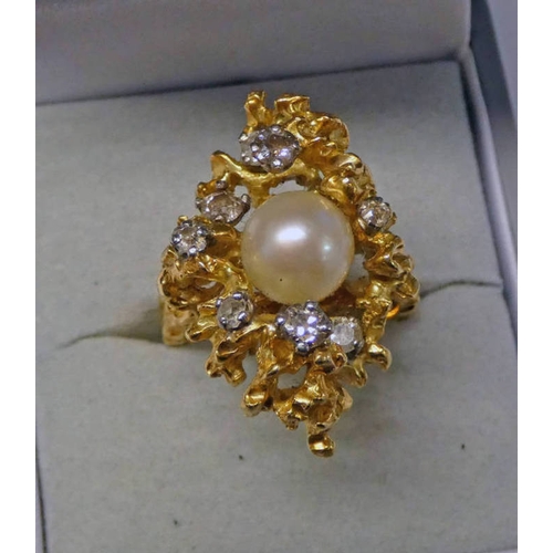 287 - 18CT GOLD PEARL & DIAMOND RING, THE CULTURED PEARL SET WITHIN A NEST STUDDED WITH DIAMONDS - 13.8 G