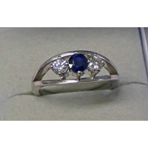 297 - 18CT GOLD SAPPHIRE & DIAMOND 3-STONE RING, THE DIAMONDS APPROX 0.25 CARATS IN TOTAL