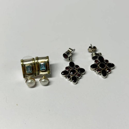 299 - PAIR 925 SILVER & GARNET EARRINGS BY PAULA BOLTON & PAIR 925 SILVER PEARL & AQUAMARINE EARRINGS