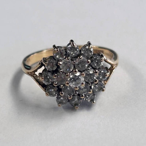 305 - 9CT GOLD CLUSTER RING - 2.8 G