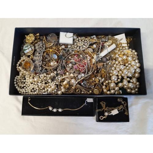 309 - LARGE SELECTION OF VARIOUS DECORATIVE JEWELLERY INCLUDING BROOCHES, BEAD NECKLACES, ETC