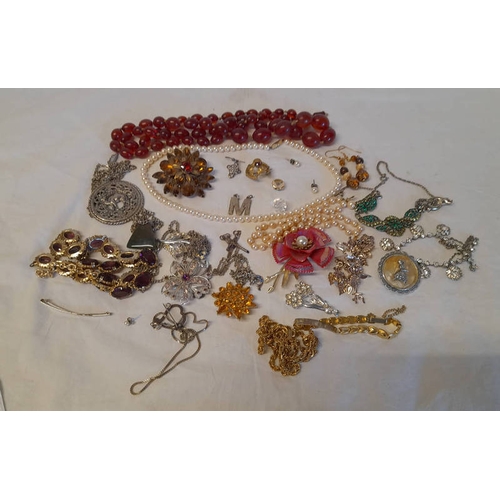 327 - SELECTION OF VARIOUS JEWELLERY INCLUDING PASTE & OTHER NECKLACES, BROOCHES, PENDANTS, ETC