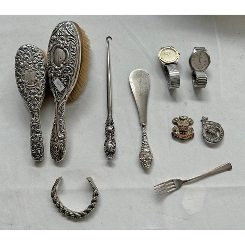 333 - 2 SILVER BACKED BRUSHES, 2 WRISTWATCHES, SILVER HANDLED BUTTON HOOK AND SHOE HORN, 2 CAP BADGES ETC