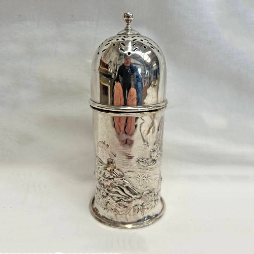 340 - SILVER SUGAR CASTOR DECORATED WITH CHERUBS BY TH HAZELWOOD & CO, BIRMINGHAM 1908 - 13 CM TALL, 90 G