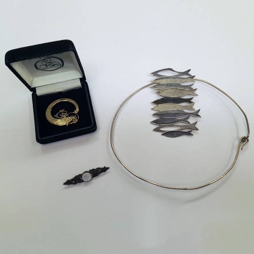 345 - SILVER SHOAL OF FISH NECKLET, MARCASITE & MOONSTONE BROOCH & A TAIN SILVER CELTIC BROOCH