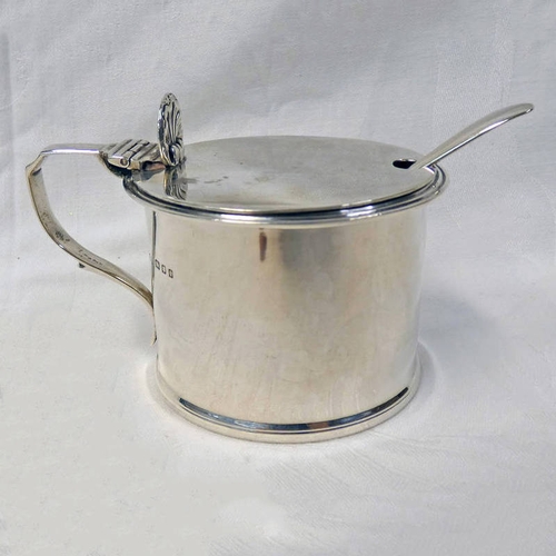 384 - SILVER DRUM MUSTARD WITH BLUE GLASS LINER, LONDON 1926 WITH ASSOCIATED SILVER SPOON - 145 G WEIGHABL... 