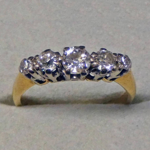 389 - 18CT GOLD 5-STONE DIAMOND SET RING, THE CENTRE STONE APPROX 0.26 CARATS