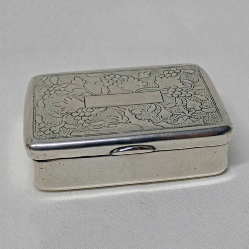 392 - 19TH CENTURY CHINESE SILVER SNUFF BOX WITH FOLIATE DECORATION & 2-CHARACTER MARK - 5.2CM WIDE