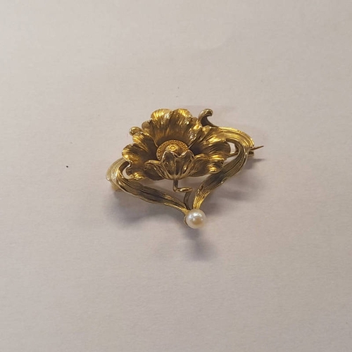 418 - EARLY 20TH CENTURY 14K GOLD PEARL SET FLORAL DESIGN BROOCH - 2.6 CM WIDE. 4.2 G