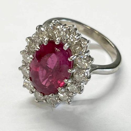 427 - 18CT GOLD PINK TOURMALINE & DIAMOND CLUSTER RING, THE OVAL TOURMALINE APPROX. 4.6 CARATS SET WITHIN ... 