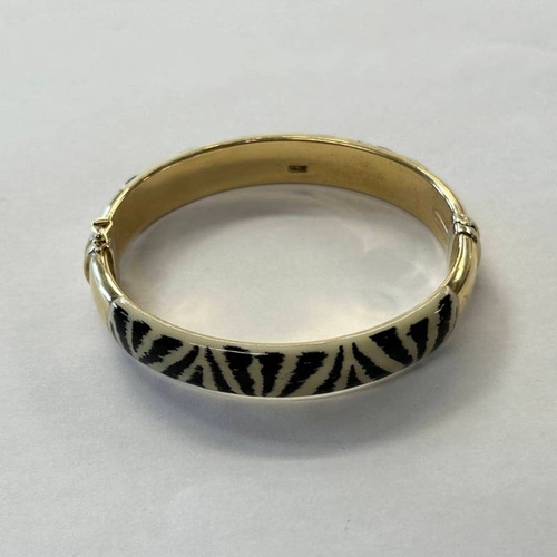 45 - 18K GOLD ZEBRA PATTERN HINGED BANGLE - 6 CM INNER DIAMETER, 23.4 G