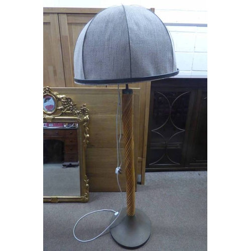 5039 - ARTS & CRAFTS STYLE FLOOR LAMP WITH TWIST COLUMN ON BRASS BASE.