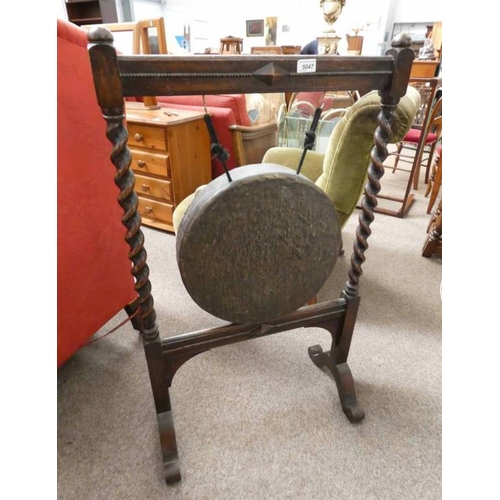 5047 - EARLY 20TH CENTURY OAK & BRASS GONG WITH BARLEY TWIST SUPPORTS