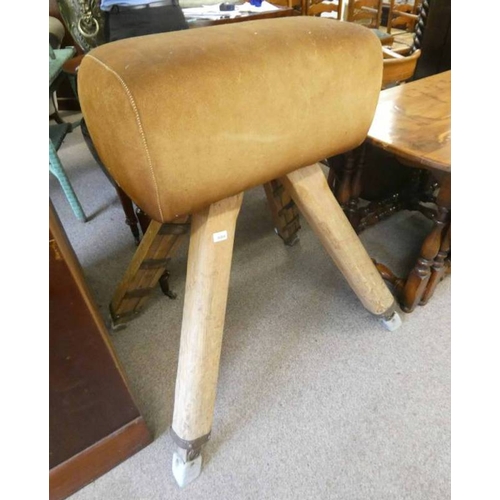 5069 - 20TH CENTURY GYMNASTICS POMMEL HORSE WITH SUEDE LEATHER PADDED TOP ON PINE SUPPORTS, 105CM TALL