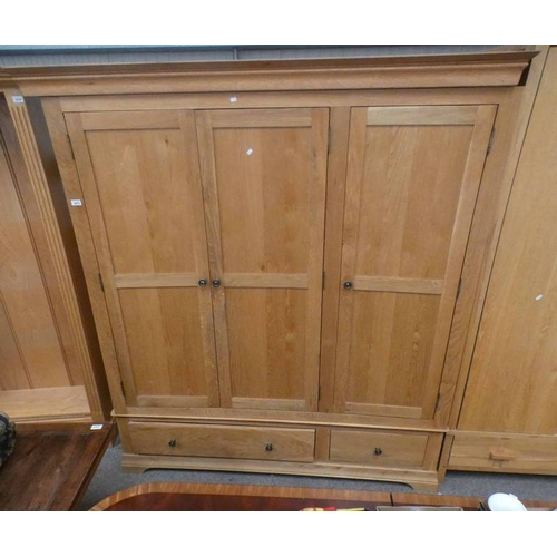 5072 - 21ST CENTURY OAK 3 DOOR WARDROBE WITH 2 DRAWERS TO BASE 196CM