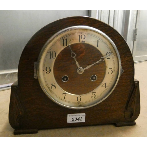 5342 - 20TH CENTURY OAK MANTLE CLOCK WITH SILVERED DIAL