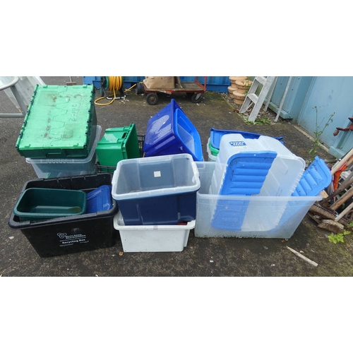 6033 - GOOD SELECTION OF PLASTIC BOXES, SOME WITH LIDS