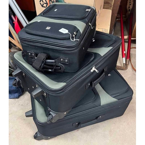 6058 - 3 GRADUATED MATCHING SUITCASES