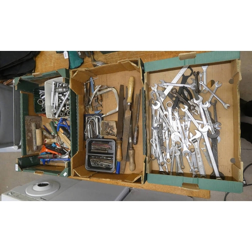 6098 - GOOD SELECTION OF TOOLS TO INCLUDE RASPS, SOCKET WRENCH PIECES, SPANNERS ETC IN 3 BOXES.