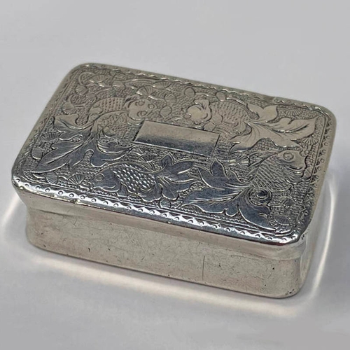 76 - 19TH CENTURY CHINESE SNUFF BOX WITH FOLIATE ENGRAVED DECORATION, 2 CHARACTER MARK TO INSIDE - 4.5CM ... 