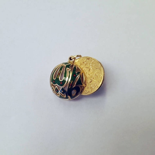 77 - GOLD & ENAMEL GLOBULAR PENDANT WITH PIERCE WORK DECORATION OPENING TO REVEAL AN ARABIC SCRIPT PANEL,... 