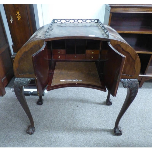 139 - 20TH CENTURY WALNUT LADIES DESK WITH 3/4 GALLERY TOP & FITTED INTERIOR BEHIND 2 PANEL DOORS ON BALL ... 