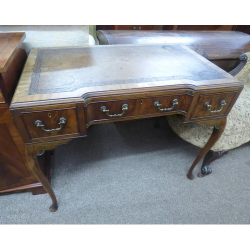 20 - EARLY 20TH CENTURY LEATHER TOPPED WRITING TABLE WITH 3 DRAWERS & QUEEN ANNE SUPPORTS.  72 CM TALL X ... 