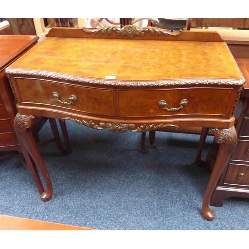 45 - 20TH CENTURY WALNUT SIDE TABLE WITH SERPENTINE FRONT, 2 DRAWERS & QUEEN ANNE SUPPORTS.  94CM TALL X ... 