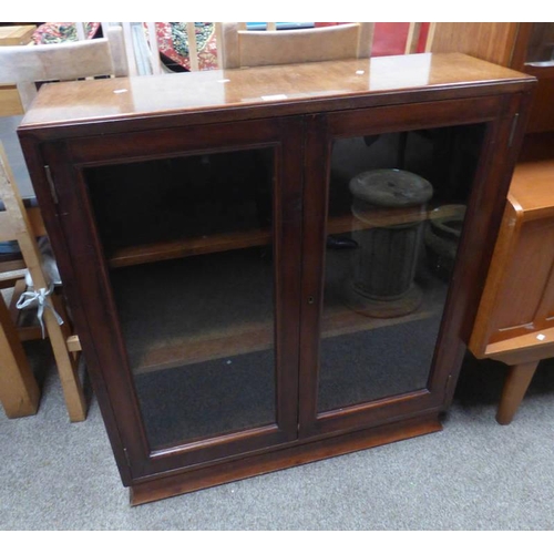 503 - 20TH CENTURY MAHOGANY BOOKCASE WITH 2 GLAZED PANEL DOORS OPENING TO SHELVED INTERIOR.  101 CM TALL X... 