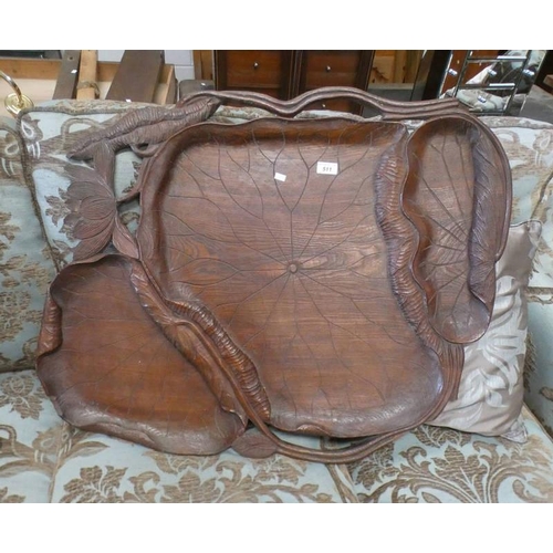 511 - CARVED OAK TRAY MODELLED AFTER A LILYPAD, WIDTH 96CM