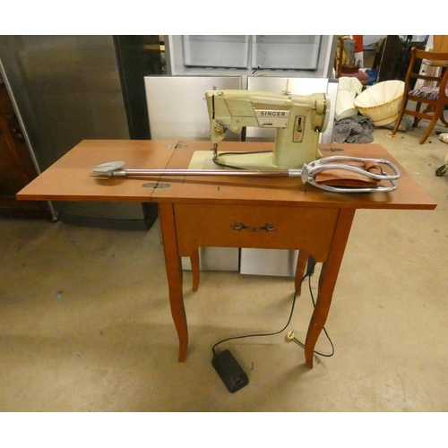 6008 - SINGER SEWING TABLE WITH FOLD OUT MACHINE & SHOOTING STICK