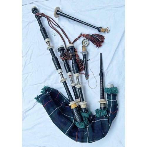 1015 - SET OF BAG PIPES (AF)