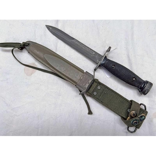 1165 - US M4 KNIFE BAYONET WITH 16.7CM LONG BLADE CROSS GUARD MARKED WITH ITS U.S M8A SCABBARD & FROG