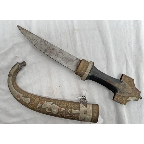 1305 - JAMBIYA WITH 20.5CM LONG BLADE, BRASS & WHITE METAL MOUNTS IN WOODEN GRIP WITH ITS COPPER, WHITE MET... 