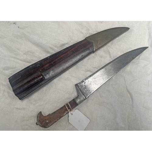 1332 - INDIAN KARD WITH 20.5CM LONG SINGLE EDGED BLADE ITS HARDWOOD SCABBARD WITH BRASS TIP