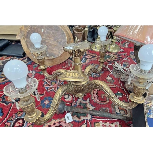 1389 - 4 BRANCH GILT WOOD LIGHT FITTING WITH CUT GLASS DECORATIVE SHADES & GLASS DROPLETS, 30CM TALL X 63CM... 