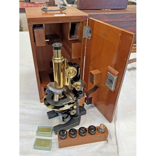 1395 - CARL ZEISS JENA MICROSCOPE NO.78350 WITH 3 LENS TURRET, BLACK LACQUERED STAND IN ITS CASE