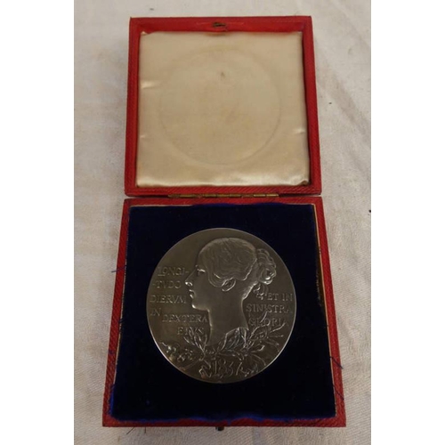 2572 - 1897 VICTORIA DIAMOND JUBILEE SILVER MEDAL, IN CASE OF ISSUE