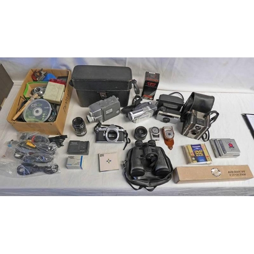 4020 - KIEV CAMERA WITH F/5MM LENS, WESTON MODEL 737 EXPOSURE METER, MAKINON COLOURED LENSES, ETC IN LEATHE... 