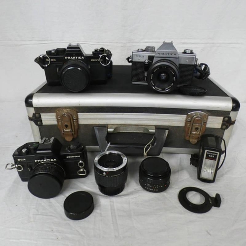 4065 - VARIOUS PRAKTICA CAMERAS INCLUDING MTL3 WITH HELIOS F2.8 35MM AUTO WIDE LENS B100 WITH PENTACON F1.8... 