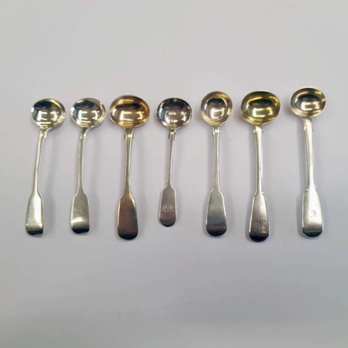 62 - 7 VARIOUS 19TH CENTURY SILVER FIDDLE PATTERN SALT SPOONS - 80G