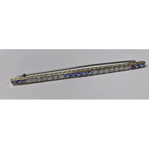 64 - EARLY 20TH CENTURY SAPPHIRE & DIAMOND BAR BROOCH SET WITH CALIBRE CUT SAPPHIRE & BRILLIANT CUT DIAMO... 