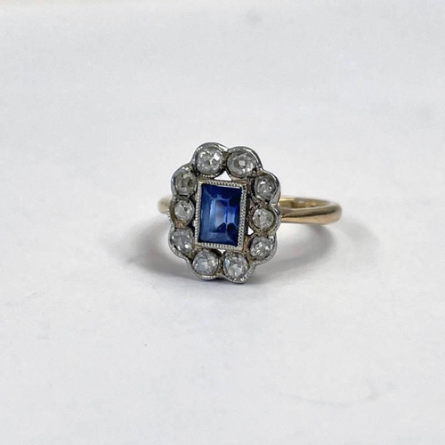 65 - EARLY 20TH CENTURY 18CT GOLD SAPPHIRE & DIAMOND CLUSTER RING