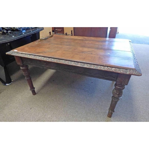 137 - 19TH CENTURY OAK KITCHEN TABLE WITH DECORATIVE CARVED BORDER ON DECORATIVE TURNED SUPPORTS.  137 CM ... 