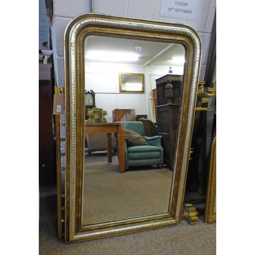 139 - 19TH CENTURY GILT FRAMED OVER MANTLE MIRROR WITH SILVERED DECORATION.  INNER DIMENSIONS 119 CM TALL ... 